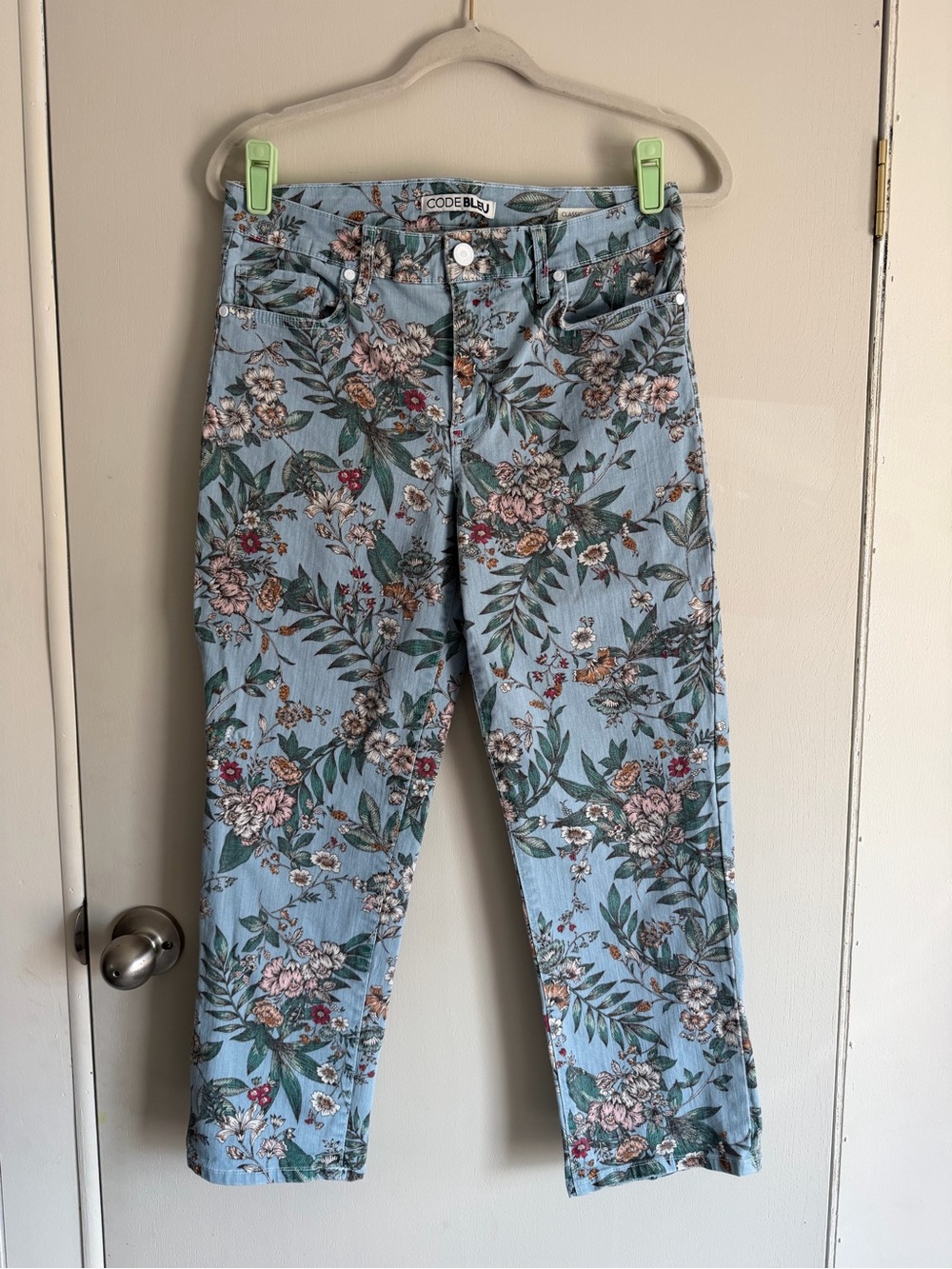 Code Bleu Light Blue Floral Capris